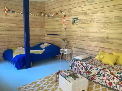 Un ou plusieurs lits dans un hébergement de l'établissement La cabane, Chambre indépendante dans jardin - Esprit cabane authentique et confortable - la campagne à 5 mn du centre de Caen