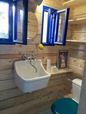 Salle de bains dans l'établissement La cabane, Chambre indépendante dans jardin - Esprit cabane authentique et confortable - la campagne à 5 mn du centre de Caen