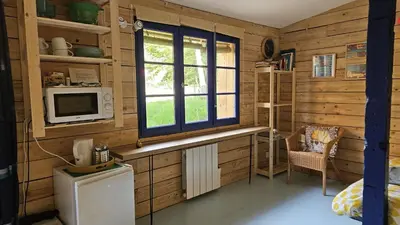 Cuisine ou kitchenette dans l'établissement La cabane, Chambre indépendante dans jardin - Esprit cabane authentique et confortable - la campagne à 5 mn du centre de Caen
