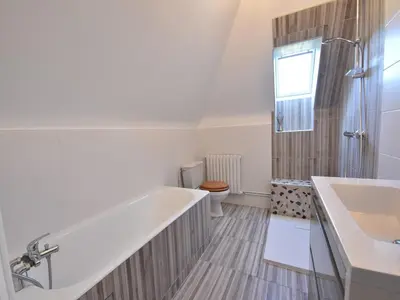 Salle de bains dans l'établissement 18th-Century Normandy Stay