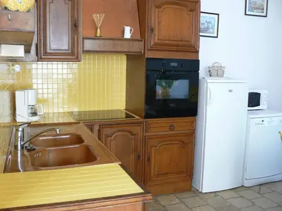 Cuisine ou kitchenette dans l'établissement 18th-Century Normandy Stay