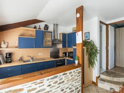 Cuisine ou kitchenette dans l'établissement Charming Home with Orchard