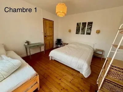 Un ou plusieurs lits dans un hébergement de l'établissement Proche plage, maison de bourg pleine de charme