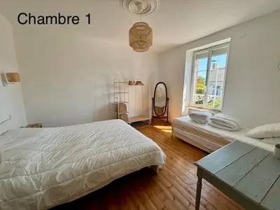 Un ou plusieurs lits dans un hébergement de l'établissement Proche plage, maison de bourg pleine de charme