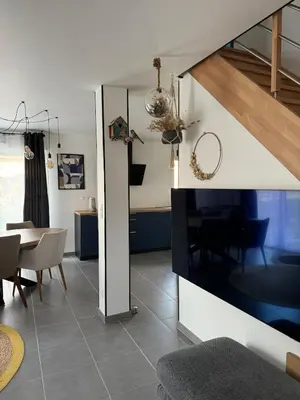 Télévision ou salle de divertissement dans l'établissement Maison neuve Contemporaine