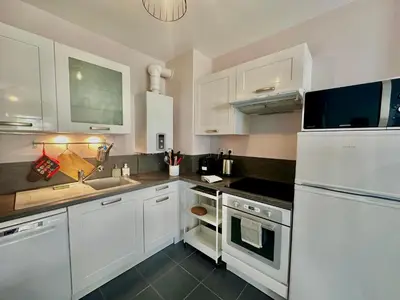 Cuisine ou kitchenette dans l'établissement Le Calme Marin avec jardin à 150m de la plage