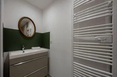 Salle de bains dans l'établissement PLUTO en centre-ville avec garage