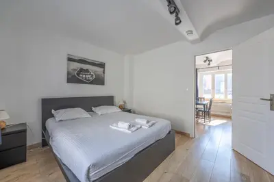 Un ou plusieurs lits dans un hébergement de l'établissement PLUTO en centre-ville avec garage