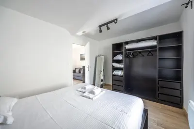 Un ou plusieurs lits dans un hébergement de l'établissement PLUTO en centre-ville avec garage