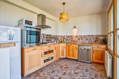 Cuisine ou kitchenette dans l'établissement Villa La Ligne Bleue front de mer et vue sur une Tour Vauban