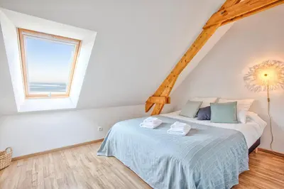 Un ou plusieurs lits dans un hébergement de l'établissement Villa La Ligne Bleue front de mer et vue sur une Tour Vauban