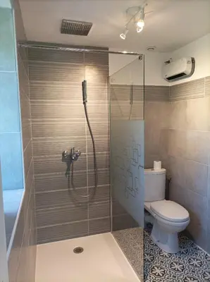 Salle de bains dans l'établissement Love Room, L'aubertine