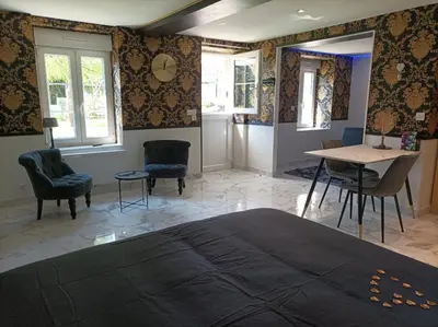 Coin salon dans l'établissement Love Room, L'aubertine