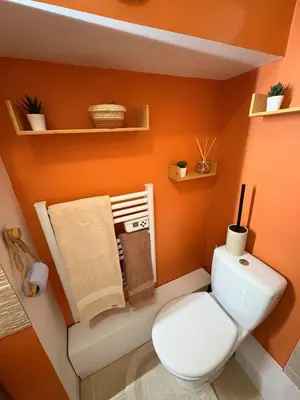 Salle de bains dans l'établissement Le Nid dHistoire avec vue sur la cathédrale