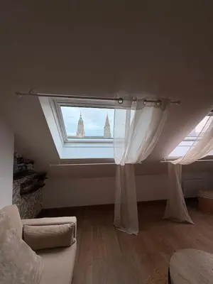Coin salon dans l'établissement Le Nid dHistoire avec vue sur la cathédrale