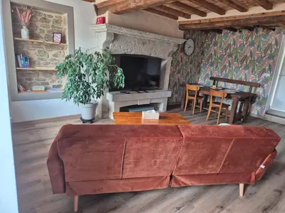 Télévision ou salle de divertissement dans l'établissement Jolie maison de campagne avec spa en option