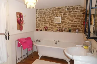 Salle de bains dans l'établissement Chambres et table d'hôtes du Vieil Hêtre