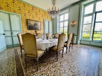 Coin salon dans l'établissement Chateau de Gourmont Dream Stay in a Norman Castle