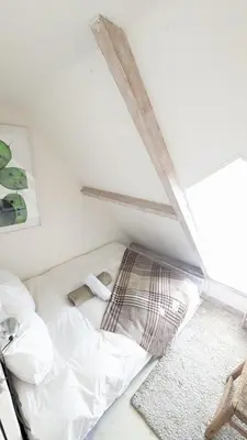 Un ou plusieurs lits dans un hébergement de l'établissement Charmant cottage normand avec vue panoramique sur la côte de Regnéville