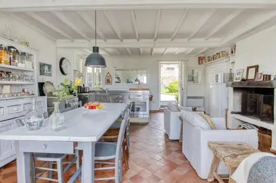 Cuisine ou kitchenette dans l'établissement Charmant cottage normand avec vue panoramique sur la côte de Regnéville