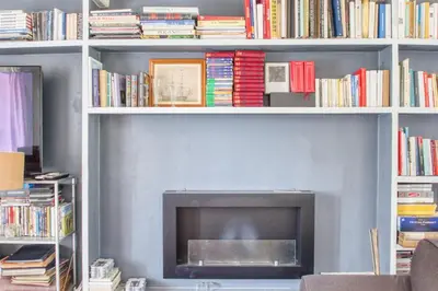 Bibliothèque dans la maison de vacances