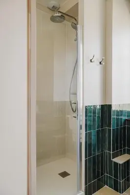 Salle de bains dans l'établissement La Baie - Appartement de charme entièrement équipé à 5min du Mont St Michel