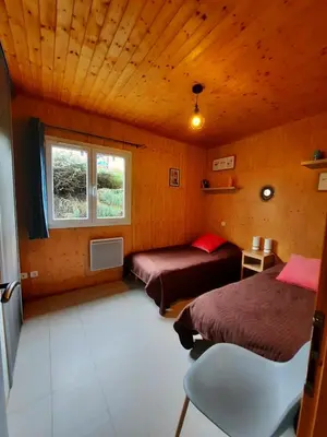 Un ou plusieurs lits dans un hébergement de l'établissement Chalet tout équipé vue sur le lac de la Dathée Vire Normandie