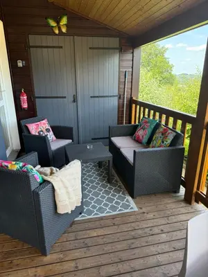 Coin salon dans l'établissement Chalet tout équipé vue sur le lac de la Dathée Vire Normandie