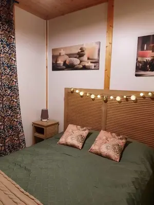 Un ou plusieurs lits dans un hébergement de l'établissement Chalet tout équipé vue sur le lac de la Dathée Vire Normandie
