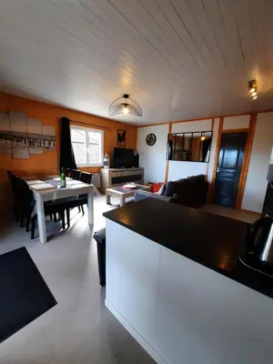 Un ou plusieurs lits dans un hébergement de l'établissement Chalet tout équipé vue sur le lac de la Dathée Vire Normandie
