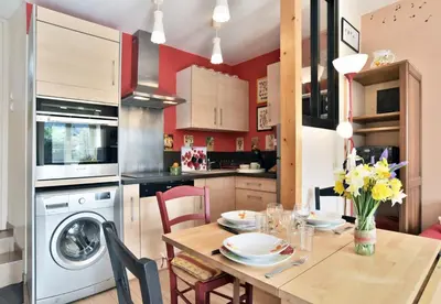Cuisine ou kitchenette dans l'établissement Maisonnette Les Agapanthes de Cancale 23 personne