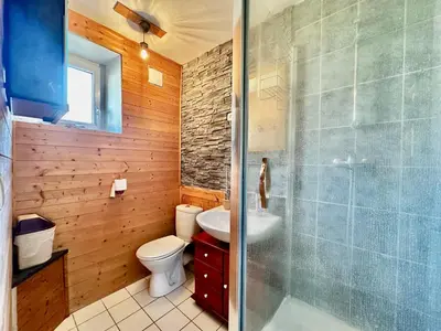 Salle de bains dans l'établissement Appart' Basly - avec terrasse à 7km des plages