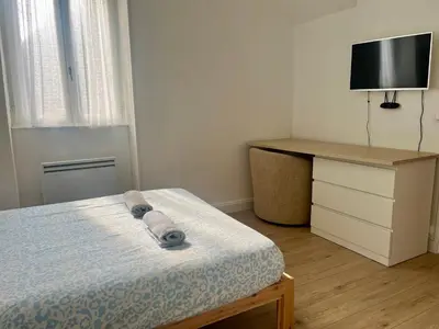 Télévision ou salle de divertissement dans l'établissement La maison de Joséphine, à 200m de la plage