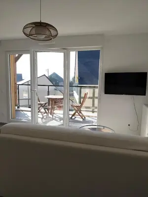 Télévision ou salle de divertissement dans l'établissement Appartement neuf, calme et ensoleillé