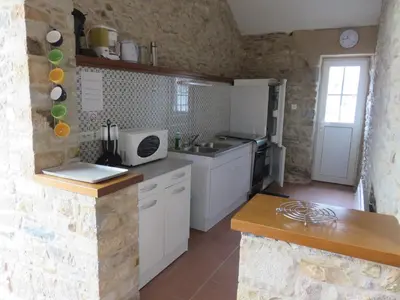 Cuisine ou kitchenette dans l'établissement La Pigacherie aux Pierres Bleues
