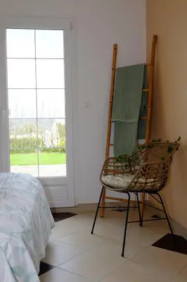 Un ou plusieurs lits dans un hébergement de l'établissement Chambre indépendante avec vue sur mer et marais du littoral, Salle de bain et WC privatifs , kitchenette et terrasse partagées