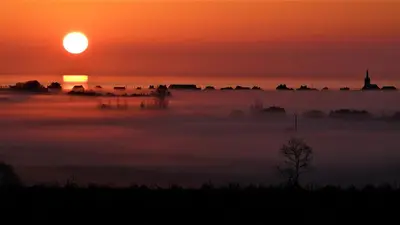 Lever ou coucher de soleil vu de le séjour chez l'habitant ou à proximité