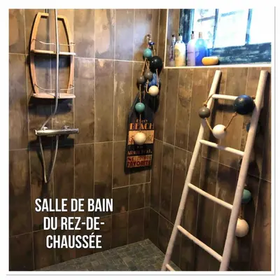 Salle de bains dans l'établissement Les Jardins d'Omaha
