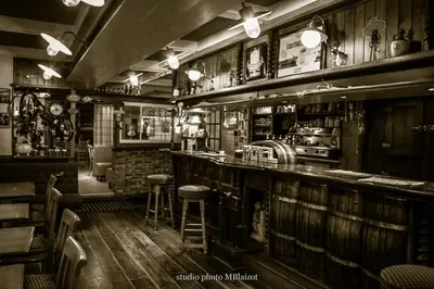 Salon ou bar de l'établissement Le Commerce