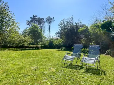 Jardin de l'établissement Gîte à proximité de la plage du Rozel et du GR 223