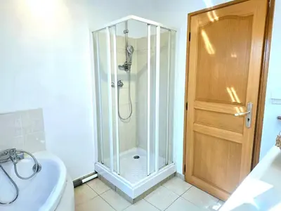 Salle de bains dans l'établissement Maison Familiale & Confortable proche Plage