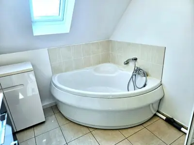 Salle de bains dans l'établissement Maison Familiale & Confortable proche Plage