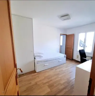 Un ou plusieurs lits dans un hébergement de l'établissement Maison Familiale & Confortable proche Plage