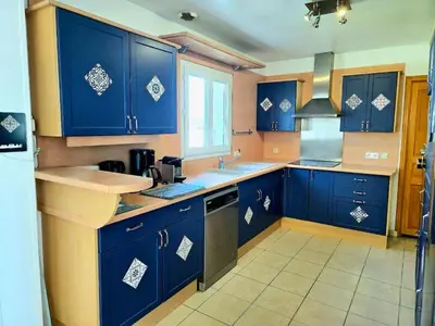 Cuisine ou kitchenette dans l'établissement Maison Familiale & Confortable proche Plage