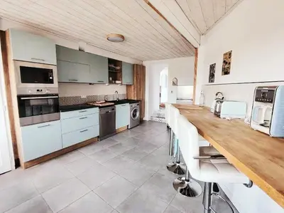 Cuisine ou kitchenette dans l'établissement Les Frangins du Mont Saint Michel