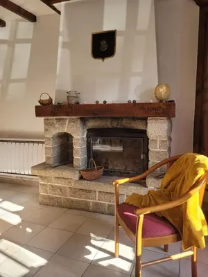 Coin salon dans l'établissement Maison de campagne normande et accueil chevaux