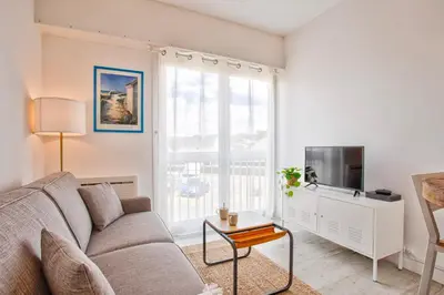 Télévision ou salle de divertissement dans l'établissement Charmant studio à 50 m de la mer