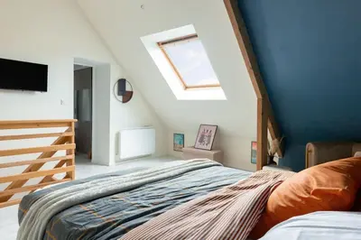 Un ou plusieurs lits dans un hébergement de l'établissement Loft tout confort avec parking et à moins 15 min Caen et des Plages