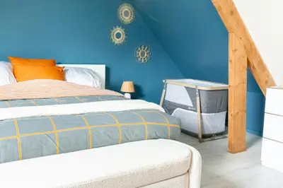 Un ou plusieurs lits dans un hébergement de l'établissement Loft tout confort avec parking et à moins 15 min Caen et des Plages