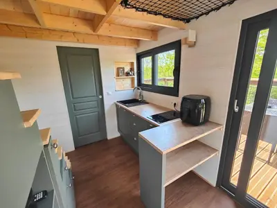 Cuisine ou kitchenette dans l'établissement Tiny House Le Petit Nid du Pré